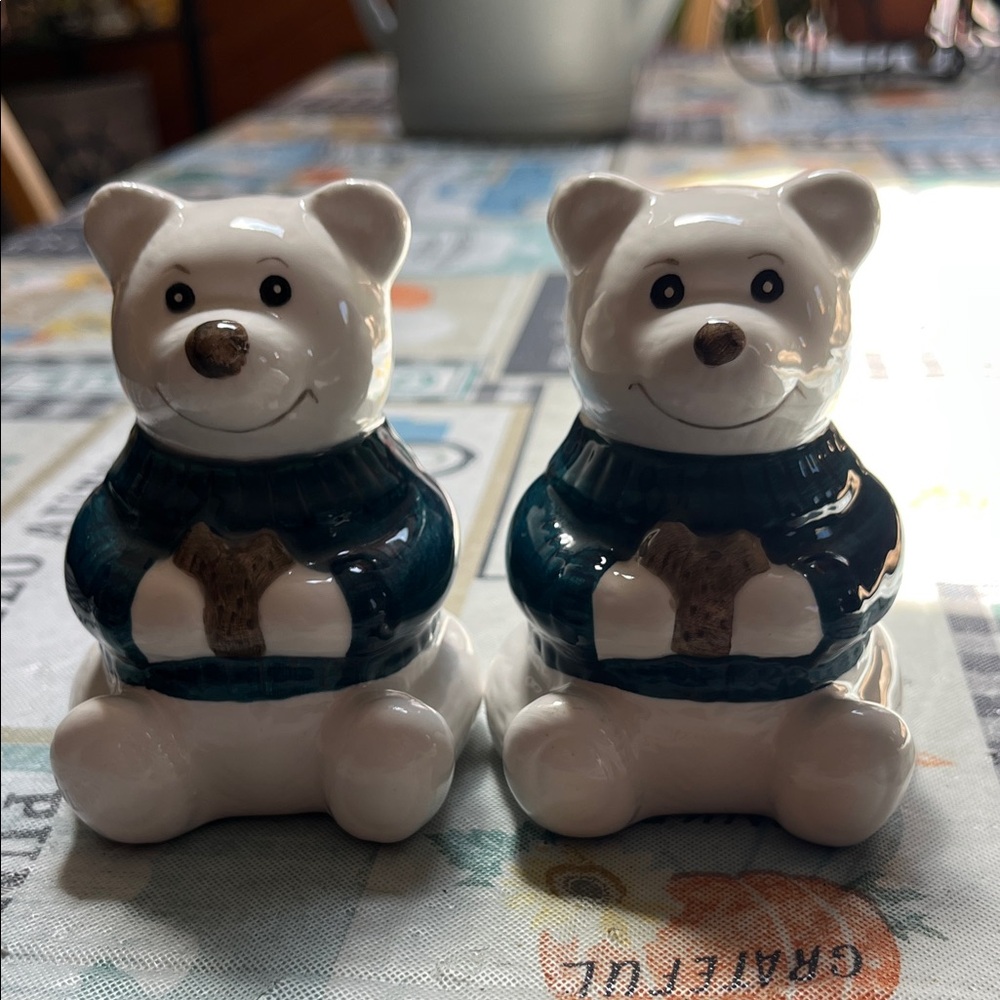 VINTAGE Asia Master Ceramic Adorable Bear Salt and Pepper Shakers